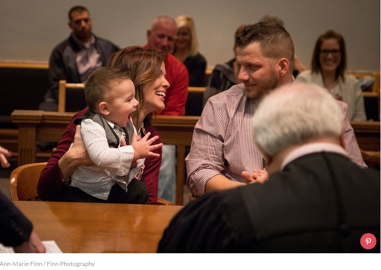 養子縁組の手続き中、男児の一言に周囲は感涙（画像は『PEOPLE.com　2018年2月2日付「Toddler Adorably Yells ‘Dad!’ in Court as Adoption Is Finalized: ‘He’s Never Leaving Us,’ Says Mom」（Ann-Marie Finn / Finn Photography）』のスクリーンショット）