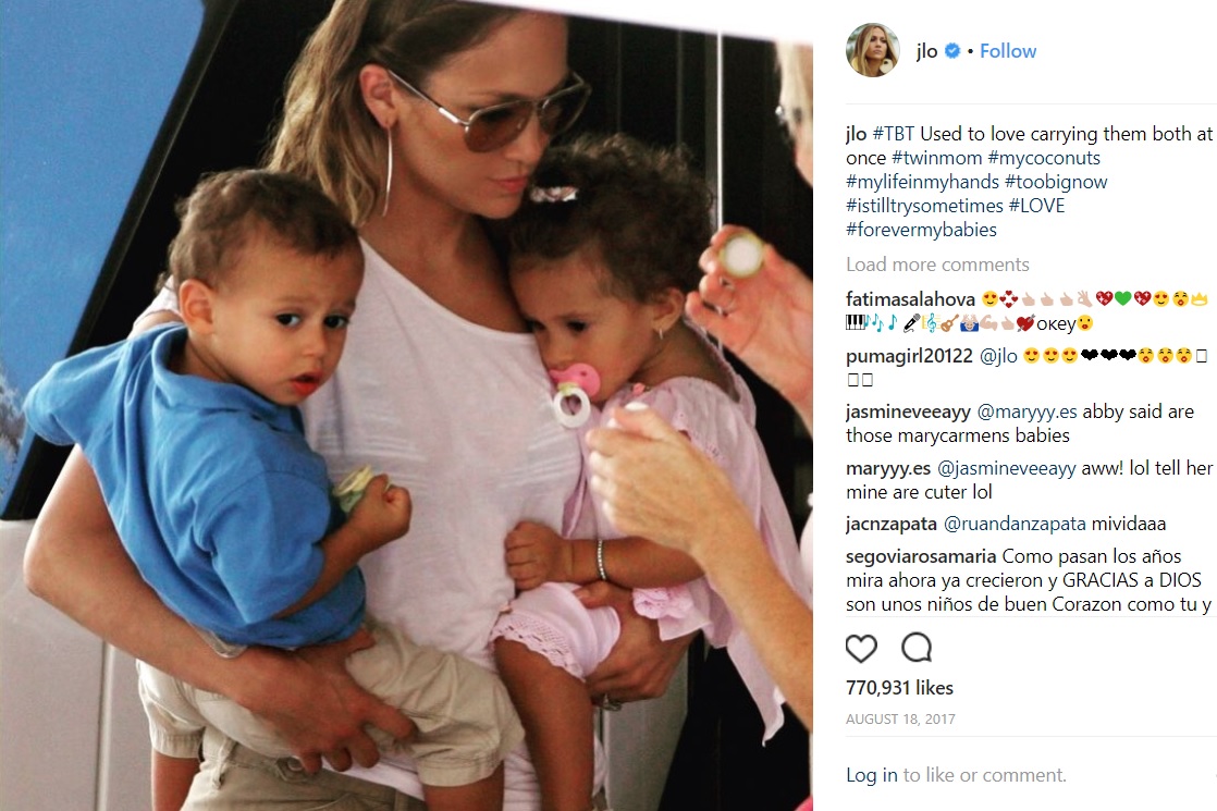 両手で抱っこしていた頃が懐かしい…（画像は『Jennifer Lopez　2017年8月17日付Instagram「＃TBT Used to love carrying them both at once ＃twinmom」』のスクリーンショット）