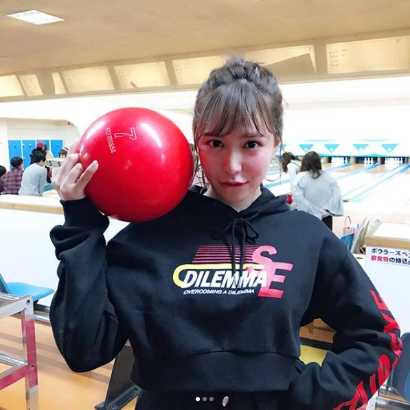 河西智美のボウリングコーデ（画像は『tomomi kasai　2018年1月30日付Instagram「ボーリング上手い女の子をイメージしてコーデしました」』のスクリーンショット）
