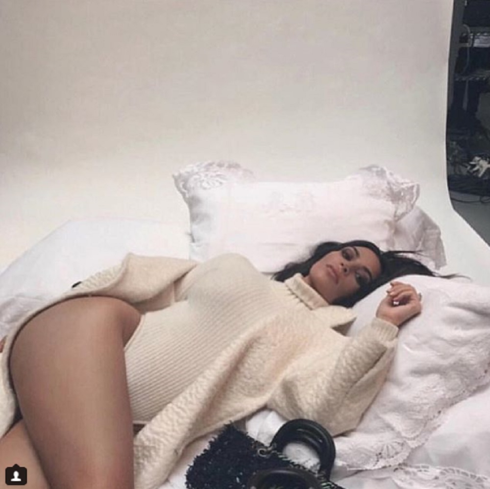 姉、妹と来日したキム（画像は『Kim Kardashian West　2018年2月28日付Instagram「So jet lagged been up since 3:30am just wanna lay in bed all day.」』のスクリーンショット）