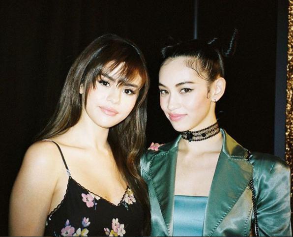 セレーナ・ゴメスと水原希子（画像は『i_am_kiko　2018年2月28日付Instagram「Nice meeting you ＠selenagomez」』のスクリーンショット）