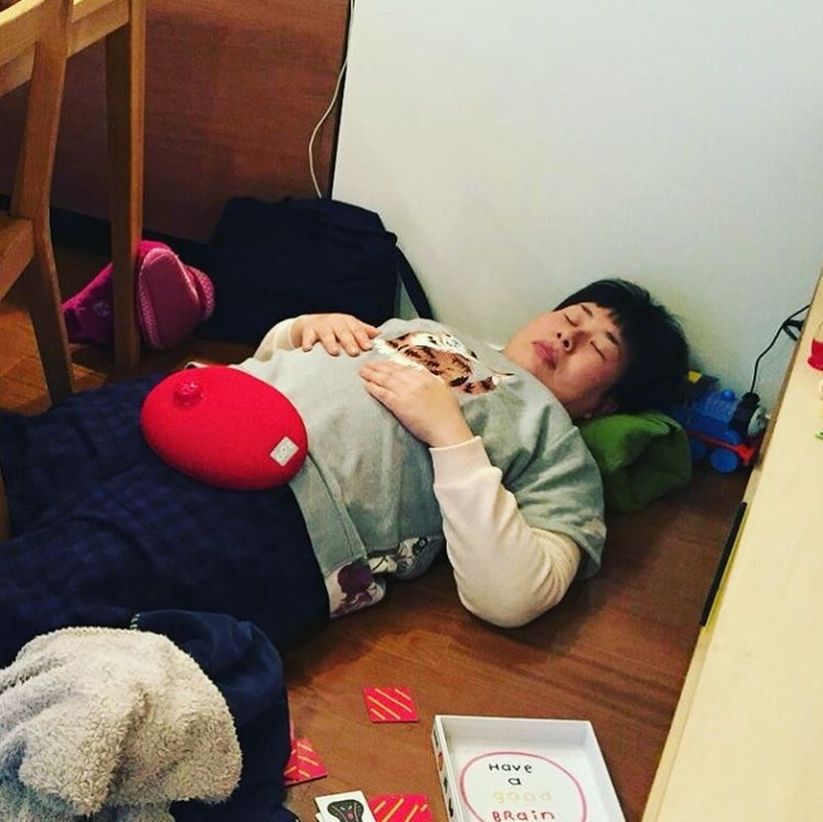 大島美幸に「お疲れなんですね」労う声も（画像は『鈴木おさむ 放送作家　2018年2月16日付Instagram「人の家の床で寝てしまう妻」』のスクリーンショット）