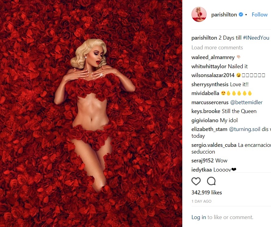 パリス『アメリカン・ビューティー』を再現？（画像は『Paris Hilton　2018年2月12日付Instagram「2 Days till ＃INeedYou」』のスクリーンショット）