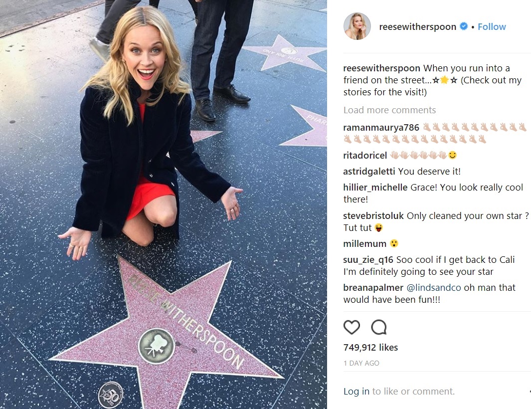 きれいになった自身のプレートの前でおどけるリース（画像は『Reese Witherspoon　2018年2月25日付Instagram「When you run into a friend on the street…」』のスクリーンショット）