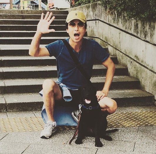 昨年夏、盲導犬候補の“テンダー”とのショット（画像は『椎名桔平　2017年8月1日付Instagram「＃walking ＃hi！」』のスクリーンショット）