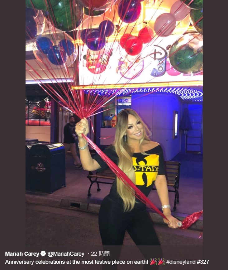 ディズニーランドで家族とお祝いするマライア（画像は『Mariah Carey　2018年3月27日付Twitter「Anniversary celebrations at the most festive place on earth!」』のスクリーンショット）