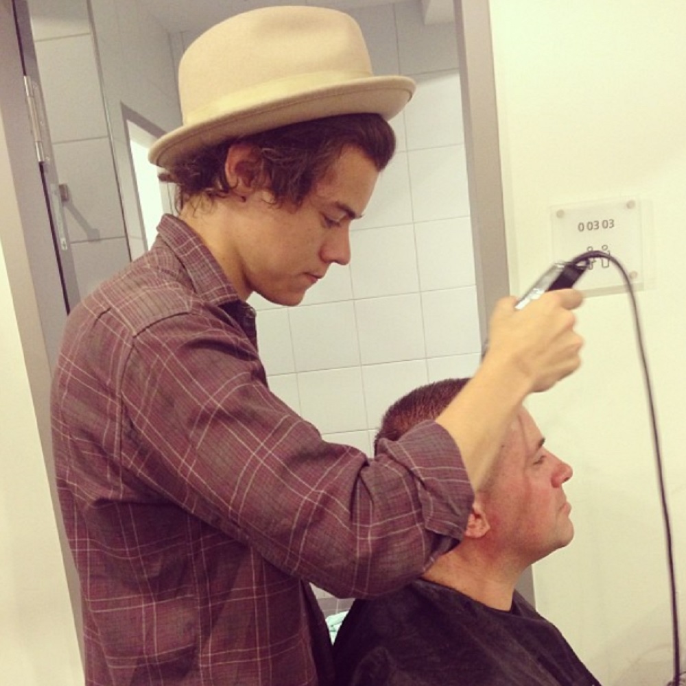 ハリー、バイセクシュアルをカミングアウト？（画像は『harrystyles　2013年5月12日付Instagram「Giving ＠M1Jarvis a trim.」』のスクリーンショット）