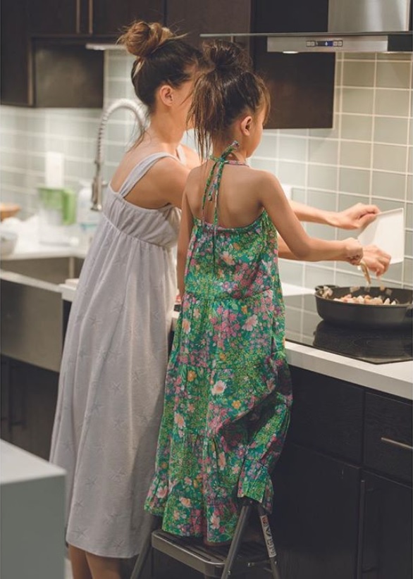 吉川ひなのと6歳の長女（画像は『HINANO　2018年3月22日付Instagram「cooking with 娘」』のスクリーンショット）