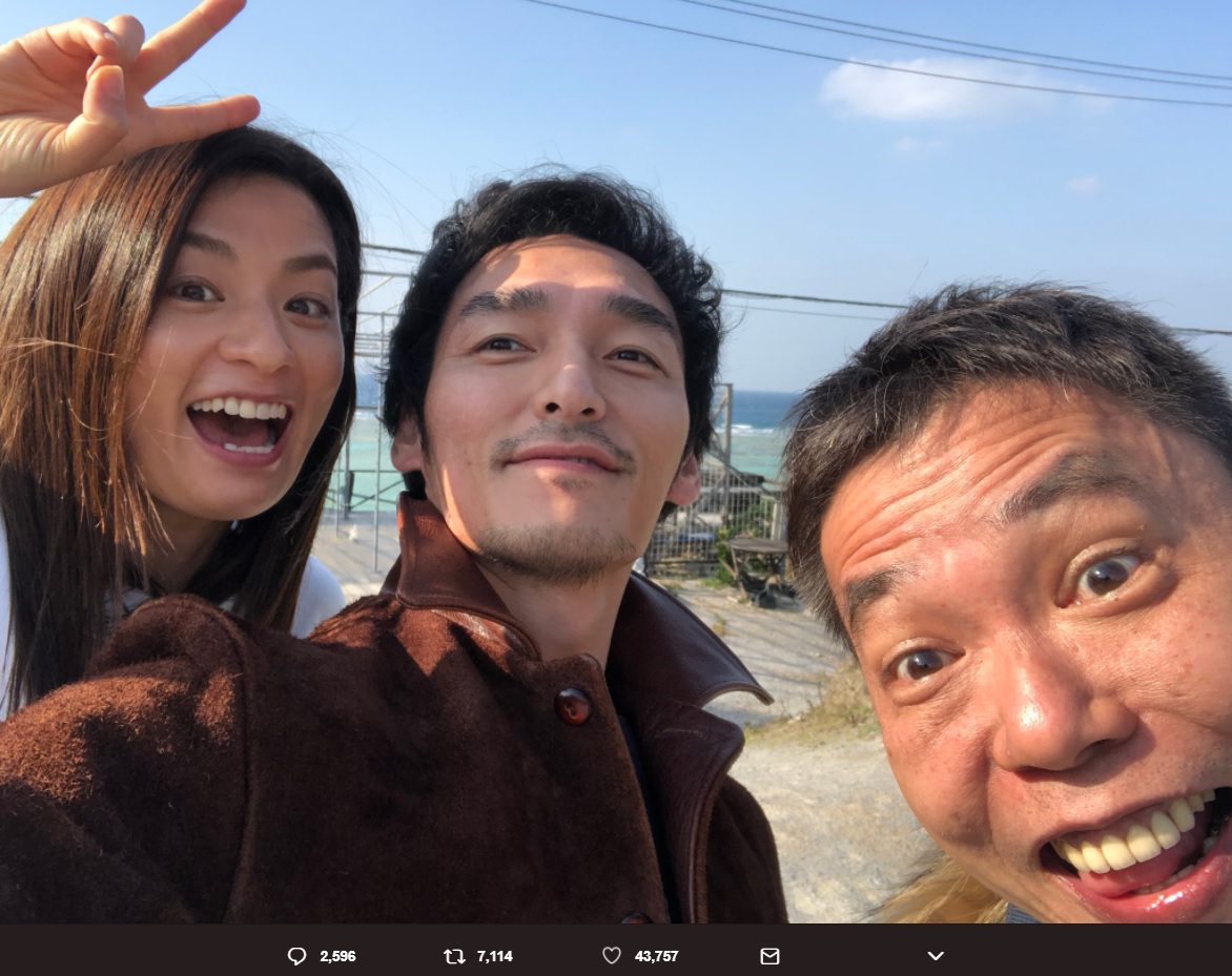 尾野真千子、草なぎ剛、太田光（画像は『草なぎ剛　2018年3月10日付Twitter「クソ野郎と美しき世界！しれっと、クランクアップしてました！」』のスクリーンショット）