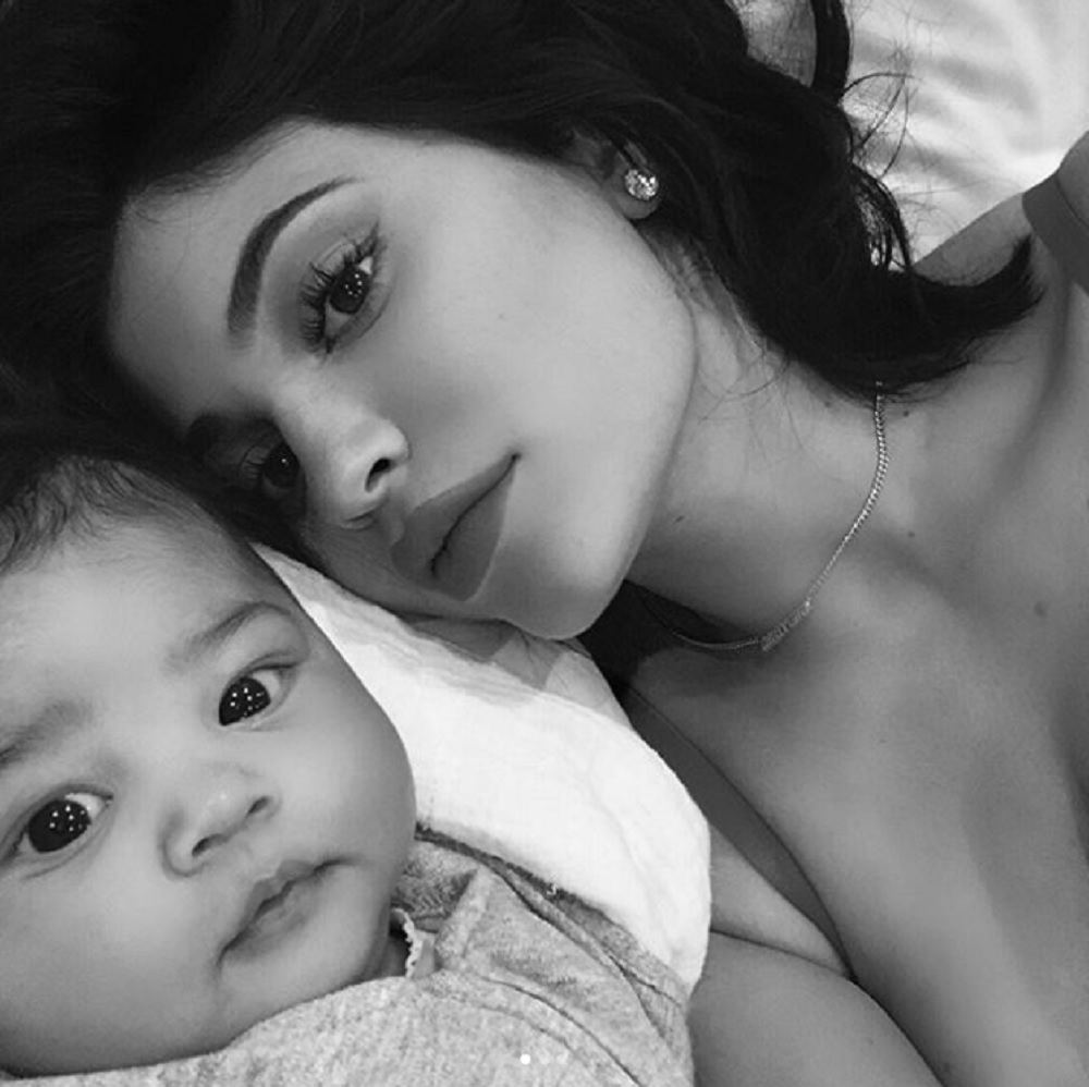 可愛い娘とセクシーな母カイリー（画像は『Kylie　2018年3月24日付Instagram「stormiiiiiiiii」』のスクリーンショット）