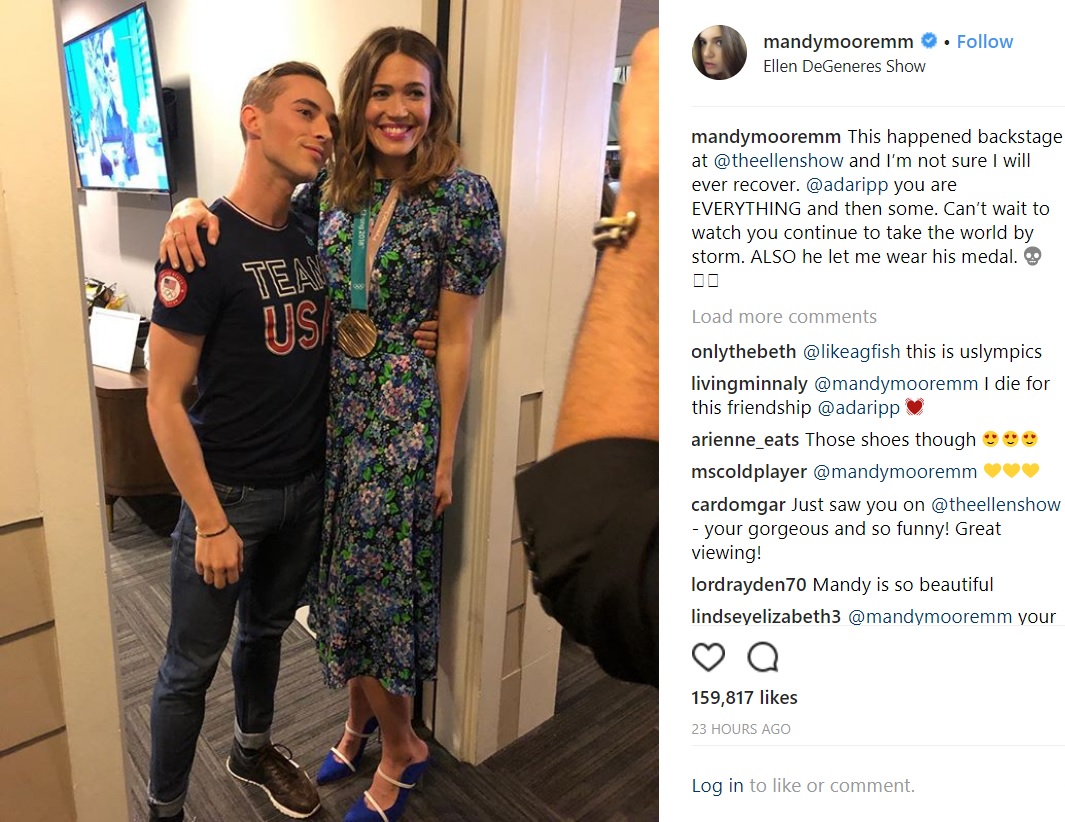 アダムの銅メダルを拝借して…（画像は『Mandy Moore　2018年2月28日付Instagram「This happened backstage at ＠theellenshow and I’m not sure I will ever recover.」』のスクリーンショット）