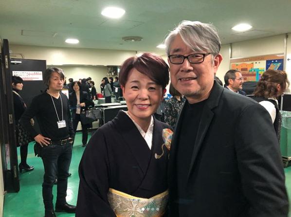 島津亜矢と松本隆（画像は『Takashi Matsumoto　2018年3月7日付Instagram「歌コンが終わって解放感満載の楽屋通路。」』のスクリーンショット）