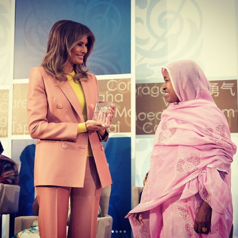 仕事も生き生きとこなす夫人だが…（画像は『First Lady Melania Trump　2018年3月25日付Instagram「Thank you ＠StateDept for hosting the International ＃WomenofCourage ceremony that both recognizes and celebrates the strength and leadership of women around the globe.」』のスクリーンショット）