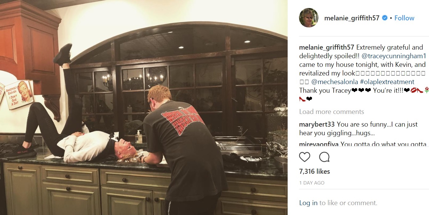 足を上げて華麗にポーズをキメるメラニー（画像は『MELANIE　2018年3月29日付Instagram「Extremely grateful and delightedly spoiled!!」』のスクリーンショット）