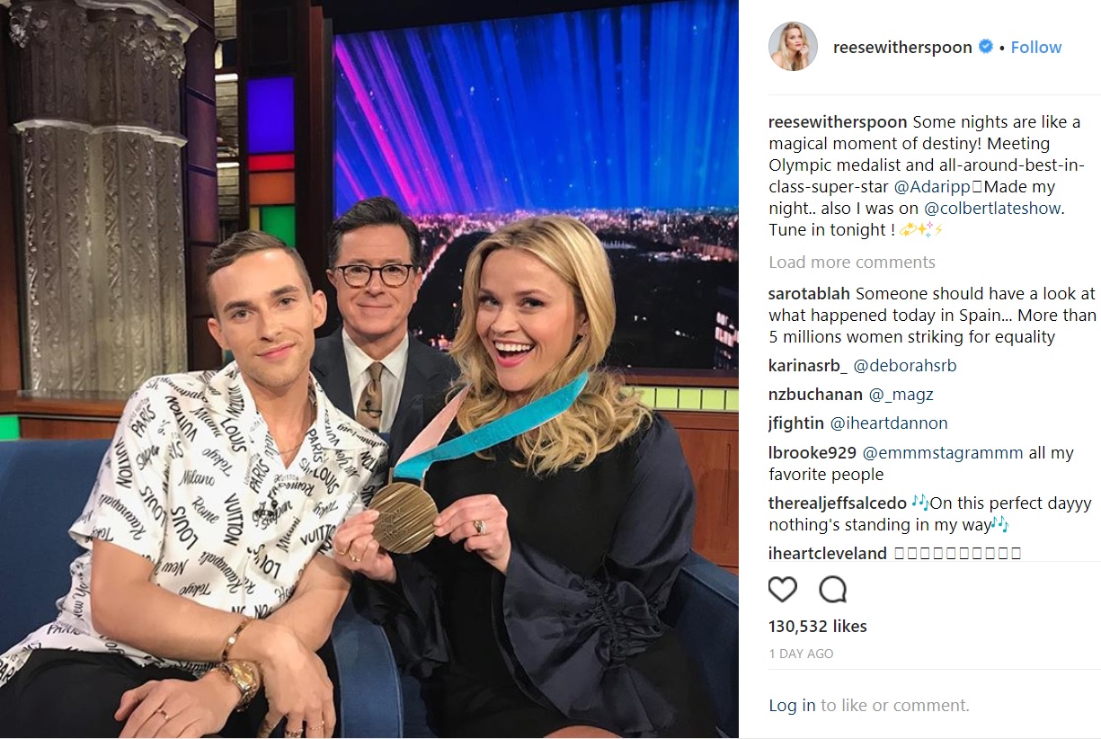 アダムとリース　中央は司会者のスティーヴン・コルベア（画像は『Reese Witherspoon　2018年3月7日付Instagram「Some nights are like a magical moment of destiny!」』のスクリーンショット）