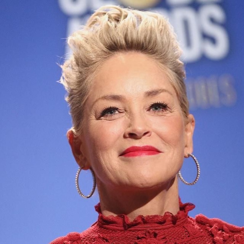 シャロン・ストーン、髪はセルフカット！（画像は『Sharon Stone　2018年3月9日付Instagram「Happy ＃InternationalWomensDay.（Photog. ＠cpizzello/Invision ＠ap.images）」』のスクリーンショット）