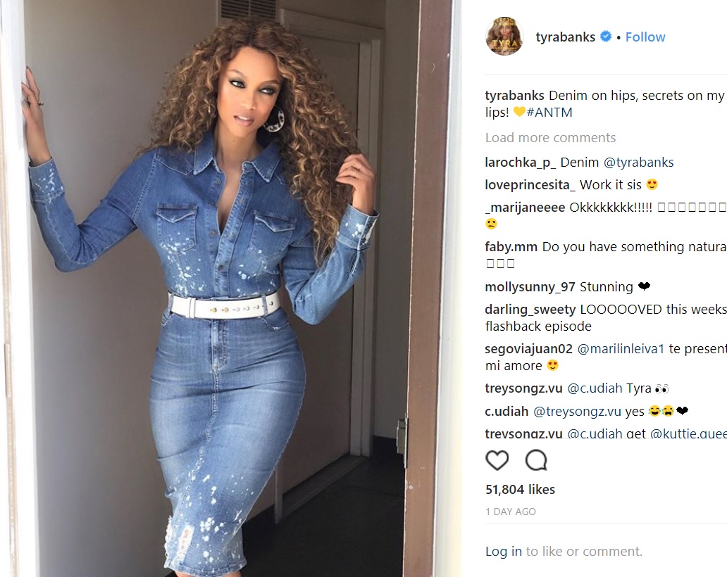 年を重ねても美しいタイラ（画像は『Tyra Banks　2018年3月27日付Instagram「Denim on hips, secrets on my lips!」』のスクリーンショット）