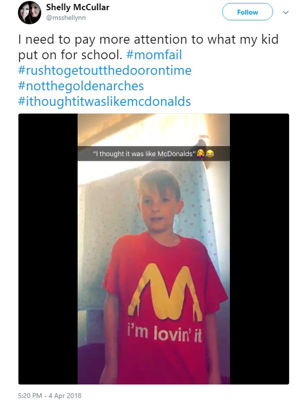 マクドナルドのパロディTシャツを着た小学生（画像は『Shelly McCullar　2018年4月4日付Twitter「I need to pay more attention to what my kid put on for school.」』のスクリーンショット）
