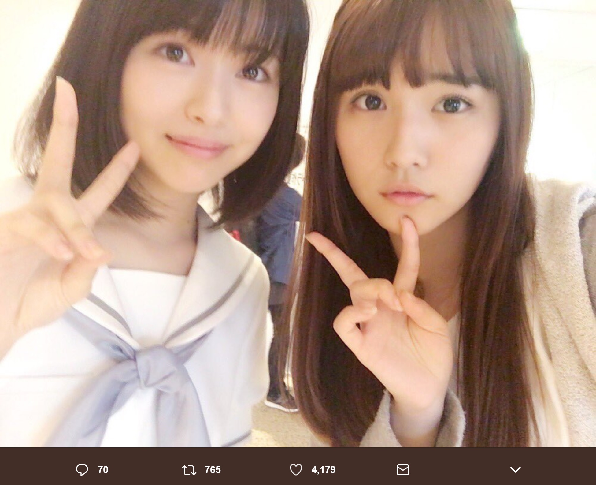 浜辺美波と浅川梨奈（画像は『S☆G浅川梨奈（あさかわなな）　2018年3月3日付Twitter「んで、私の浜辺美波ちゃん」』のスクリーンショット）