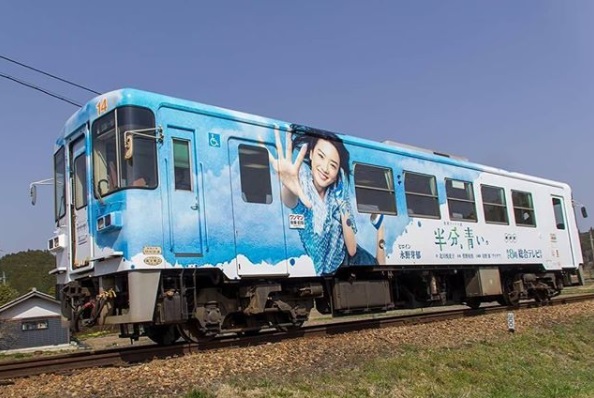 ドラマ『半分、青い。』のラッピング電車（画像は『岐阜県フィルムコミッション「青い、岐阜」　2018年4月3日付Instagram「恵那市です！」』のスクリーンショット）