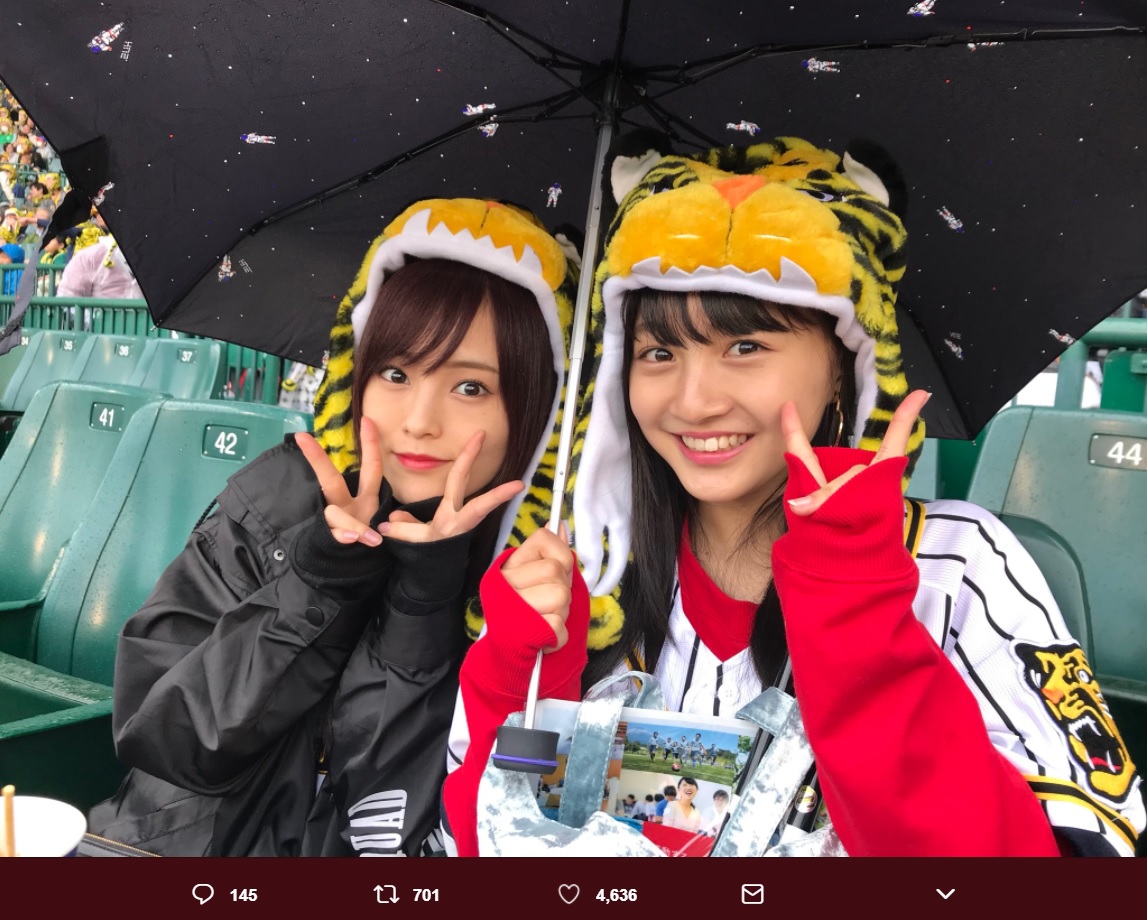 山本彩＆山本彩加（画像は『山本彩加 【公式】　2018年4月14日付Twitter「実は今日さやかさんと甲子園に行ってきました！」』のスクリーンショット）