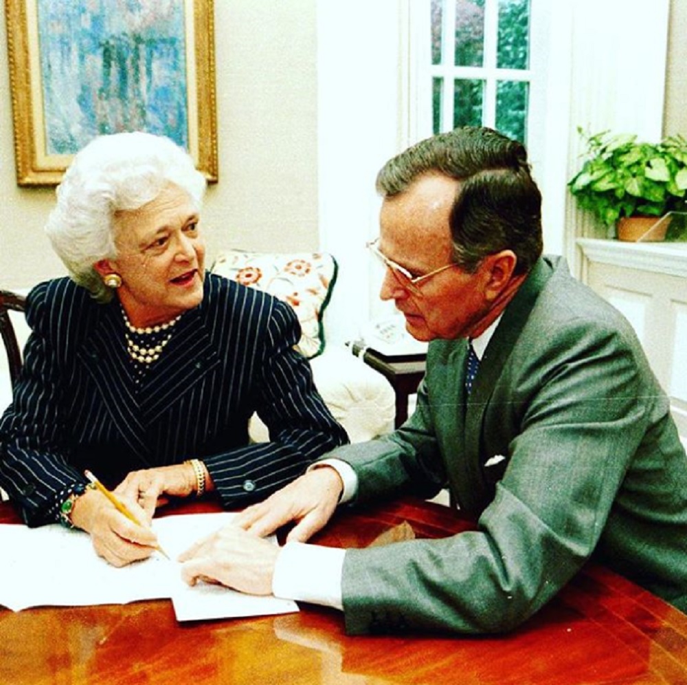 バーバラ夫人、治療を中断へ（画像は『George Bush Library　2018年3月31日付Instagram「＃OTD President Bush and First Lady Barbara fill out their census forms- March 30, 1990」』のスクリーンショット）