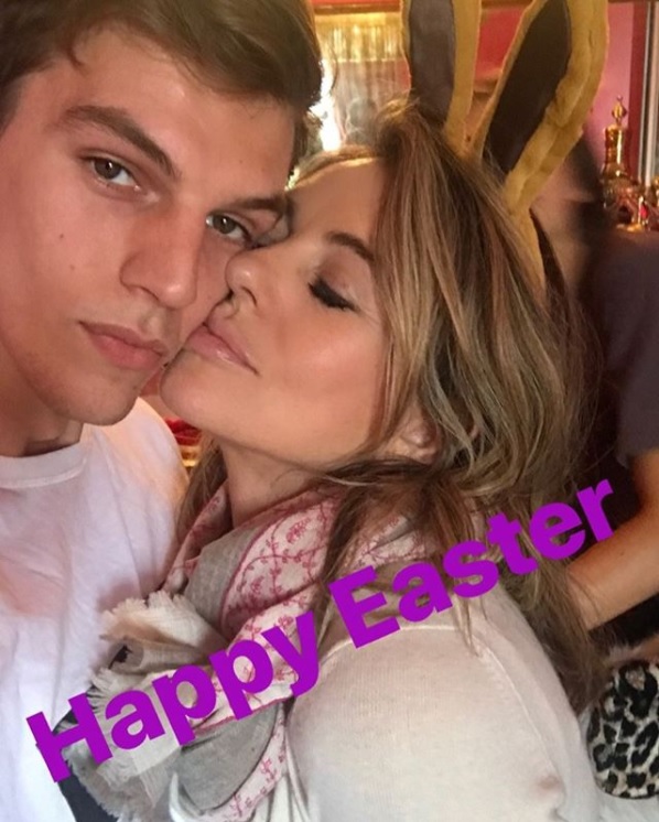 エリザベス・ハーレイも安堵（画像は『Elizabeth Hurley　2018年4月1日付Instagram「Thanking God today that I have my nephew ＠mileshurley1 with us for Easter.」』のスクリーンショット）