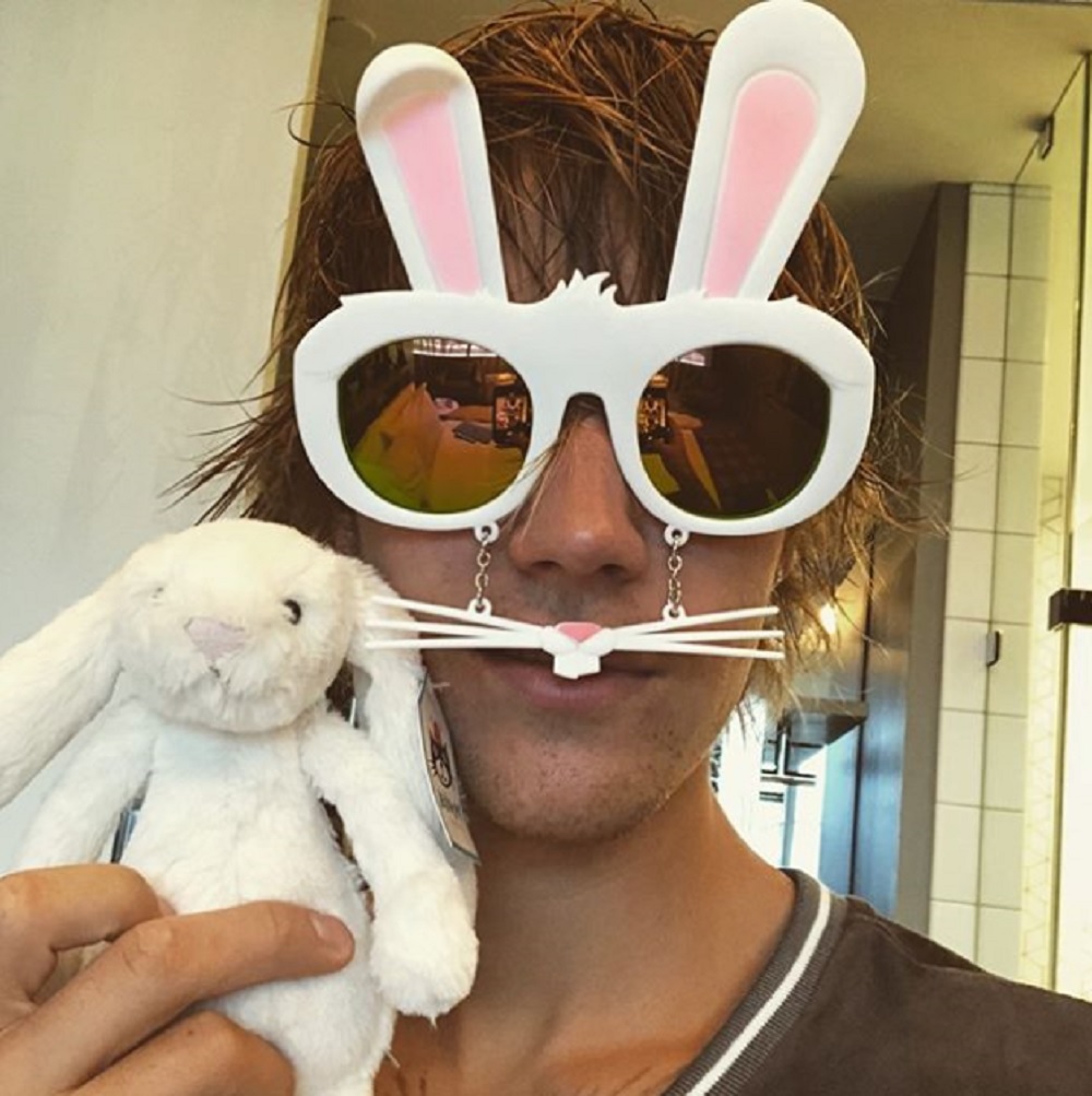 ジャスティン、イースターにはやっぱりバニーが必要？（画像は『Justin Bieber　2018年4月2日付Instagram「Remember when i said easter isnt about bunnies... well i lied」』のスクリーンショット）