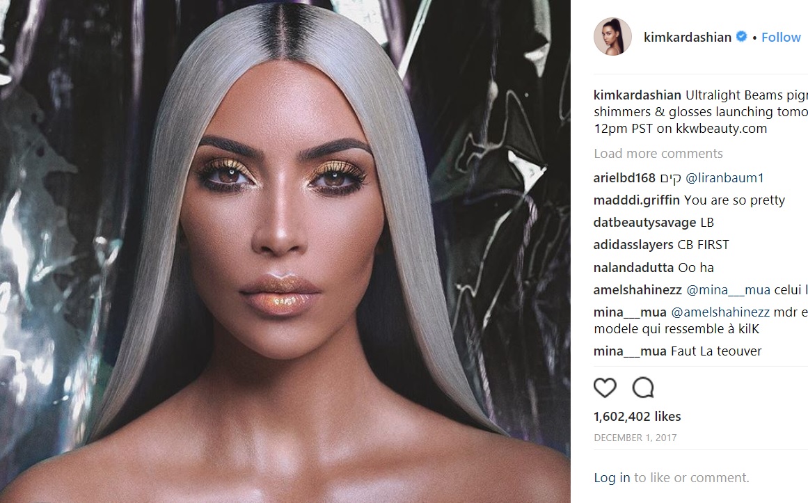 まるで別人？『ウルトラ・ライト・ビームス』を使用したメイク顏のキム （画像は『Kim Kardashian West　2017年11月30日付Instagram「Ultralight Beams pigment shimmers ＆ glosses launching tomorrow 12pm PST on kkwbeauty.com」』のスクリーンショット）