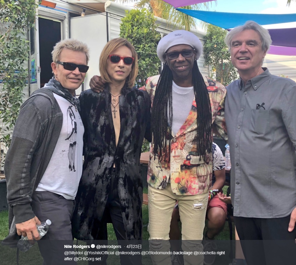 ビリー・アイドル、YOSHIKI、ナイル・ロジャース、デヴィッド・バーン（画像は『Nile Rodgers　2018年4月23日付Twitter「＠BillyIdol ＠YoshikiOfficial ＠nilerodgers ＠DBtodomundo backstage ＠coachella right after ＠CHICorg set」』のスクリーンショット）