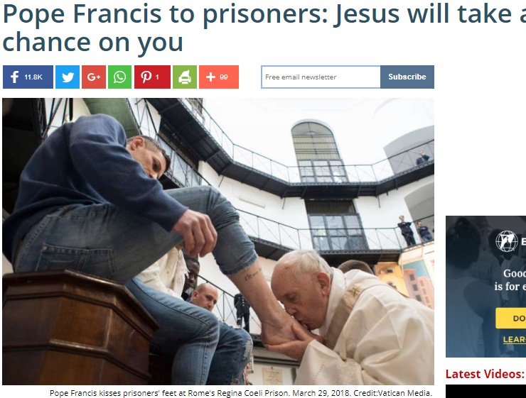 ローマ教皇フランシスコが受刑者に見せた慈悲深い愛（画像は『Metro　2018年3月31日付「Pope Francis washes and kisses inmates’ feet in Rome prison」（Picture：IPA）』のスクリーンショット）