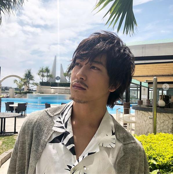 沖縄で公開収録に出演した佐野岳（画像は『dtdxdx　2018年4月19日付Instagram「＃佐野岳 ＃ハニカミ王子」』のスクリーンショット）