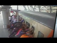 【海外発！Breaking News】駆け込み乗車の女性、ホームと列車の間に挟まれ死亡（台湾）＜動画あり＞