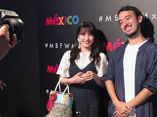 メキシコのファッションショーでARMANDO TAKEDAと並ぶ入山杏奈（画像は『入山杏奈　2018年4月28日付Instagram「ARMANDO TAKEDA　Ahora es fashion week en Mexico!」』のスクリーンショット）