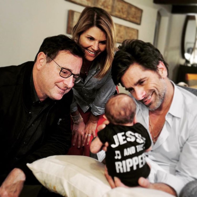 すっかりパパの顔！（画像は『John Stamos　2018年5月11日付Instagram「The Tin Man, Dorothy and The Scarecrow say hi to the cutest of Munchkins.」』のスクリーンショット）