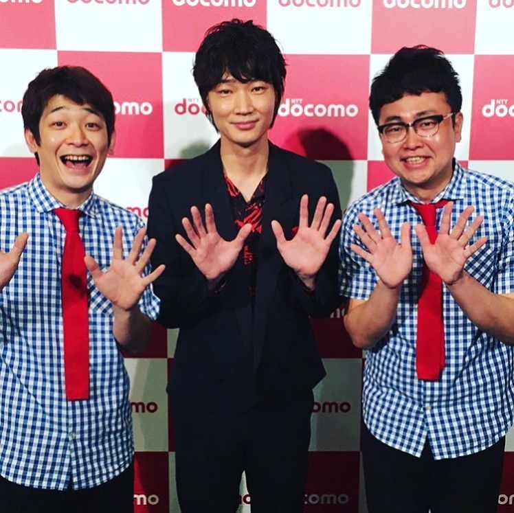 銀シャリとポーズする綾野剛（画像は『銀シャリ橋本　2018年5月22日付Instagram「再びご本人にこんなにも早くにお会いできるとは！」』のスクリーンショット）