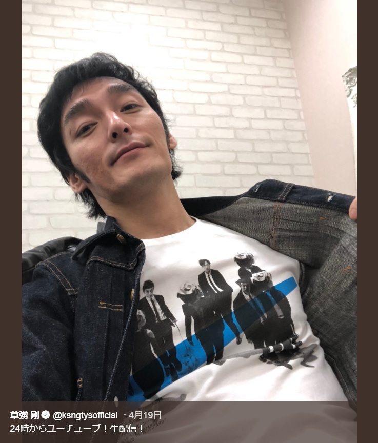 『クソ野郎と美しき世界』のTシャツを着た草なぎ剛（画像は『草なぎ剛　2018年4月19日付Twitter「24時からユーチューブ！生配信！」』のスクリーンショット）