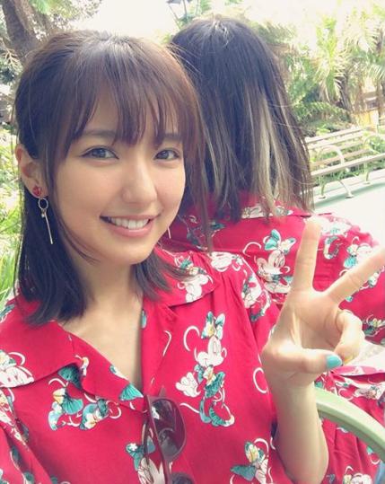 真野恵里菜と親友、ミニーアロハでおそろコーデ（画像は『Erina Mano　2018年5月29日付Instagram「35周年のディズニーランド 楽しすぎた」』のスクリーンショット）