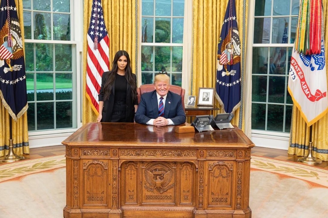 キム、ホワイトハウスへ（画像は『President Donald J. Trump　2018年5月31日付Instagram「Great meeting with Kim Kardashian today, talked about prison reform and sentencing.」』のスクリーンショット）