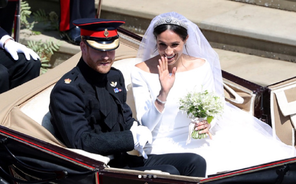 メーガン妃のブーケの行先は？（画像は『Kensington Palace　2018年5月20日付Instagram「A travelling Escort of the Household Cavalry Mounted Regiment lead the procession of The Duke and Duchess of Sussex through Windsor Town.」』のスクリーンショット）