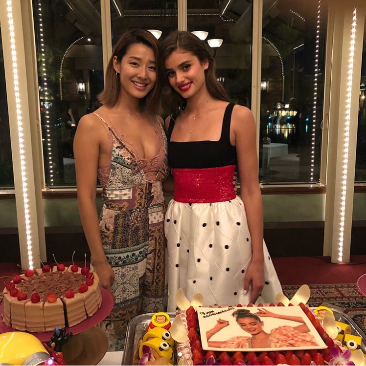 すみれとテイラー・ヒル（画像は『Sumire　2018年5月25日付Instagram「The most beautiful inside and out, so incredible meeting you ＠taylor_hill」』のスクリーンショット）