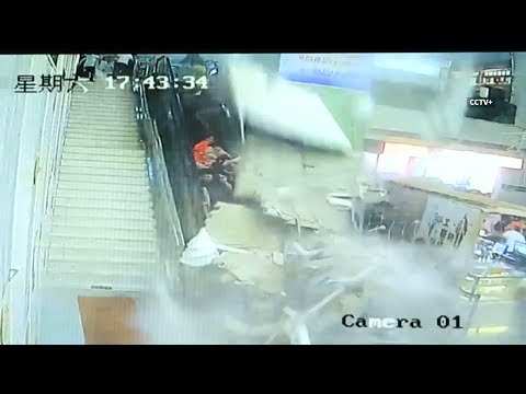 エスカレーター真上の天井が落下（画像は『The Star Online　2018年6月17日公開 YouTube「Nine injured after ceiling decoration collapsed in China」』のサムネイル）