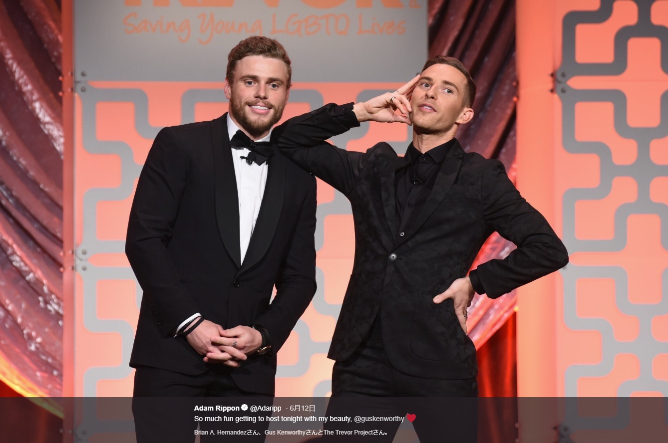 ガス・ケンワージーと司会を務めたアダム（画像は『Adam Rippon　2018年6月11日付Twitter「So much fun getting to host tonight with my beauty, ＠guskenworthy」』のスクリーンショット）