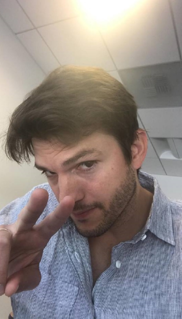 アシュトンにも迫る薄毛の危機（画像は『Ashton Kutcher　2018年5月7日付Facebook「Been in build mode on the next season of The Ranch just wanted to pop it and say hello and thank you to all of my fans than have supported me through the last 2 decades.」』のスクリーンショット）