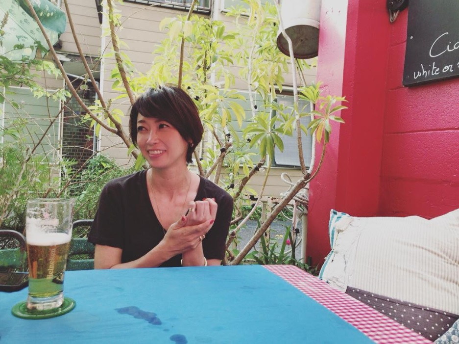“昼間のビール”を楽しむ辺見えみり（画像は『Emiri Henmi　2018年5月21日付Instagram「こんな時間から幸せ」』のスクリーンショット）