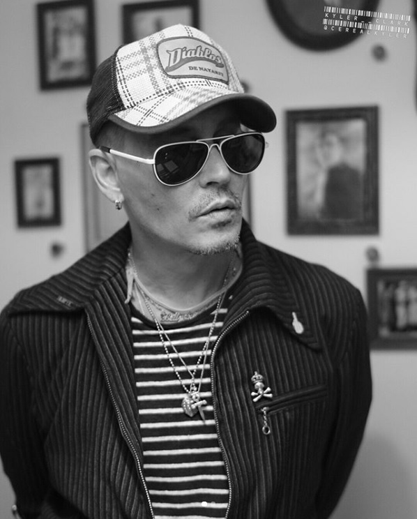 バンドの公式インスタグラムのジョニー、ここからさらにゲッソリと…（画像は『Hollywood Vampires　2018年5月27日付Instagram「＃JohnnyDepp visiting the State Museum of ＃Mayakovsky in ＃Moscow this afternoon ahead of the ＃HollywoodVampires show May 28th Olympisky in Moscow, Russia! Photos by: ＠cerealkyler」』のスクリーンショット）