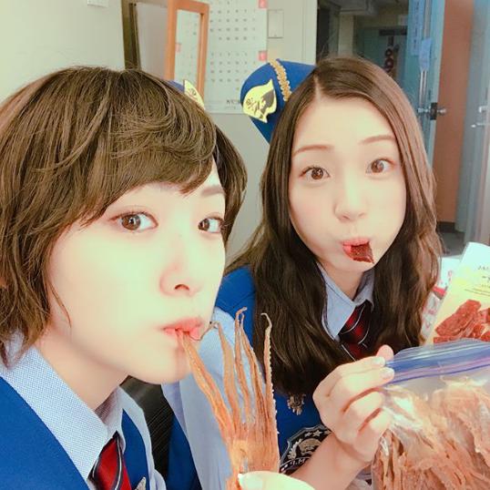 生駒里奈と足立梨花（画像は『生駒里奈　2018年6月11日付Instagram「うま」』のスクリーンショット）