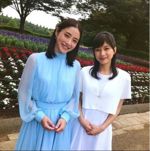 【エンタがビタミン♪】石原さとみ＆芳根京子『高嶺の花』オフショット  体格差に「ちょっとビックリ」