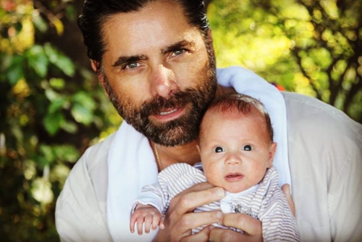 ジョン・ステイモス、パパ業最高！（画像は『John Stamos　2018年6月18日付Instagram「My first Father’s Day means that I don’t have to hand a kid back to the parents when someone yells cut.」』のスクリーンショット）