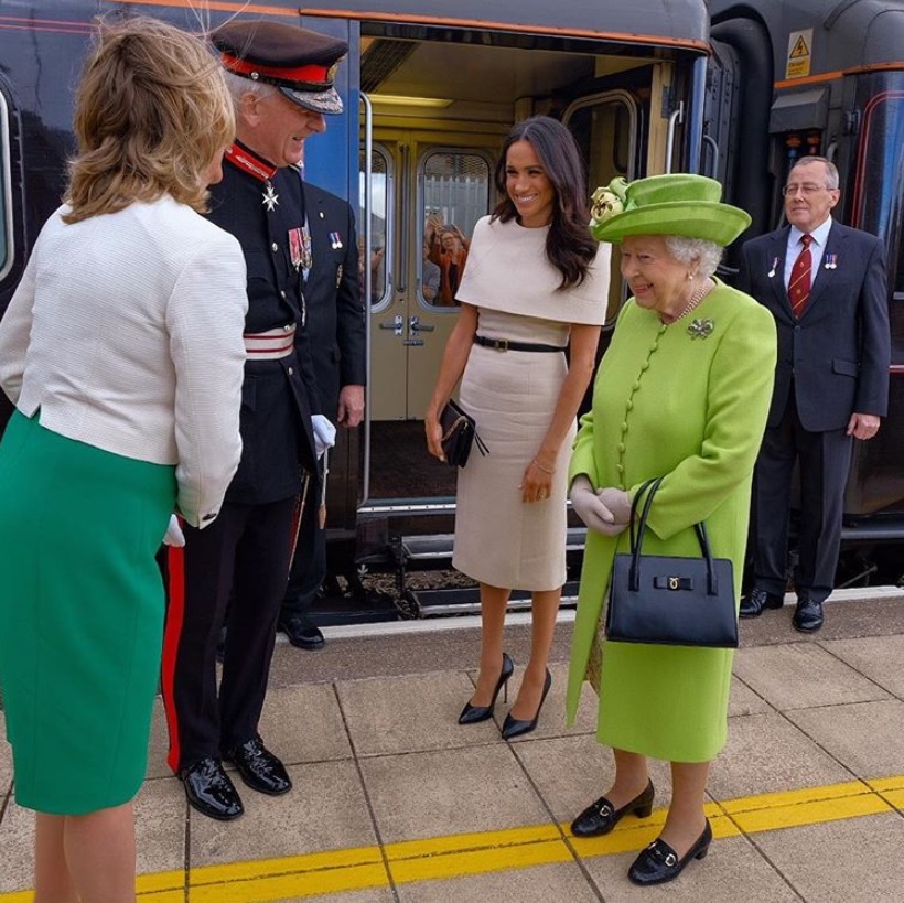 「ロイヤル・トレイン」から降り立ったエリザベス女王とメーガン妃（画像は『Kensington Palace　2018年6月14日付Instagram「The Duchess of Sussex arrives in Cheshire, ahead of accompanying Her Majesty The Queen for a day of engagements」』のスクリーンショット）